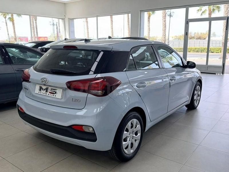 Usado Hyundai i20 75 CV (55 kW) 2019 Gris / plata Utilitario