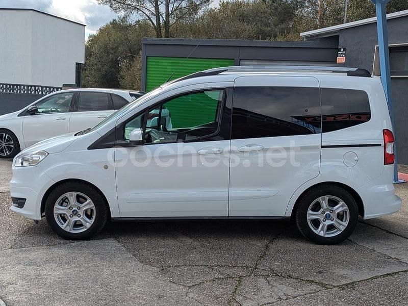 Usado Ford Tourneo Courier Trend 100 CV (73 kW) 2016 Blanco Monovolumen