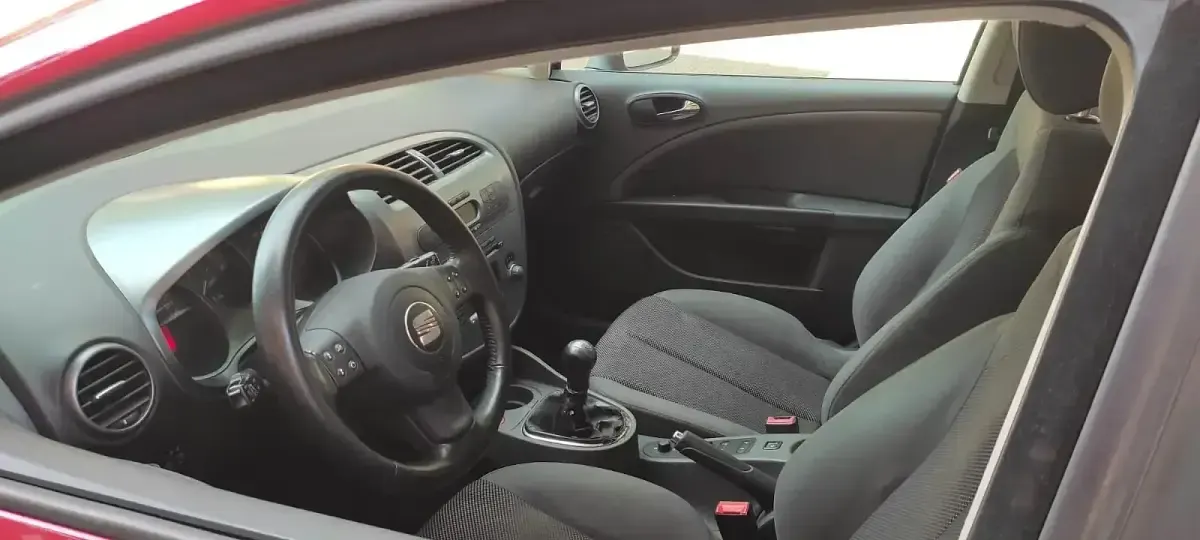Usado Seat Leon Ecomotive 105 CV (77 kW) 2008 Rojo Utilitario