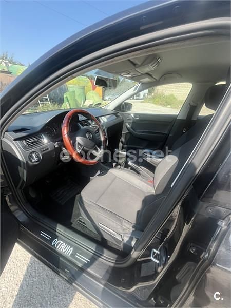 Usado Skoda Rapid Elegance 105 CV (77 kW) 2015 Negro Utilitario