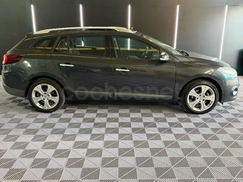 Usado Renault Mégane GrandTour Dynamique 130 CV (95 kW) 2010 Negro Familiar