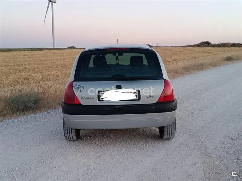 Usado Renault Clio 60 CV (44 kW) 2000 Gris / plata Berlina