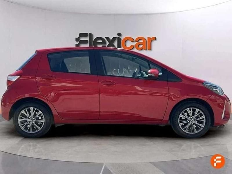 Usado Toyota Yaris Active 111 CV (81 kW) 2019 Rojo Utilitario