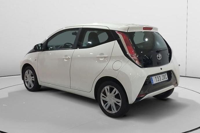 Usado Toyota Aygo X-play 69 CV (50 kW) 2017 Utilitario