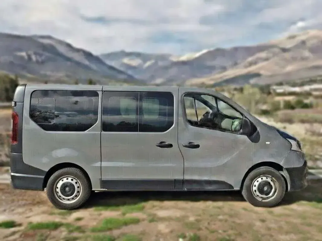 Usado Renault Trafic 121 CV (88 kW) 2019 Gris Monovolumen
