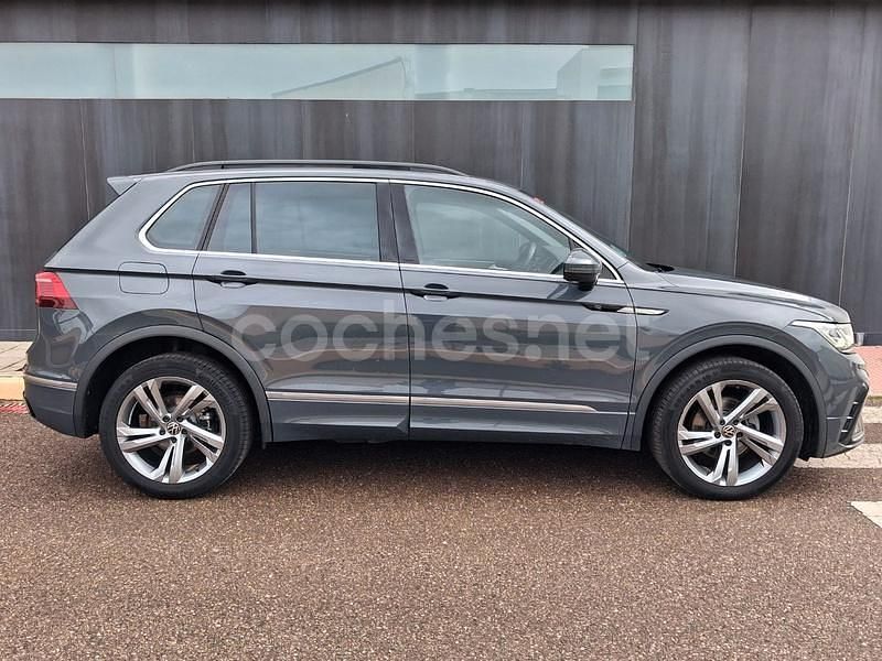 Usado VW Tiguan R-line 150 CV (110 kW) 2021 Gris / plata SUV