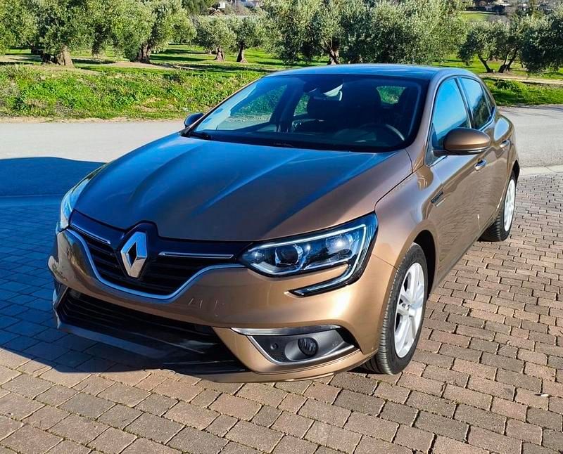 Usado Renault Mégane IV Business 110 CV (80 kW) 2018 Marrón