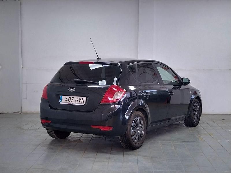 Usado Kia Ceed 91 CV (66 kW) 2010 Negro Utilitario