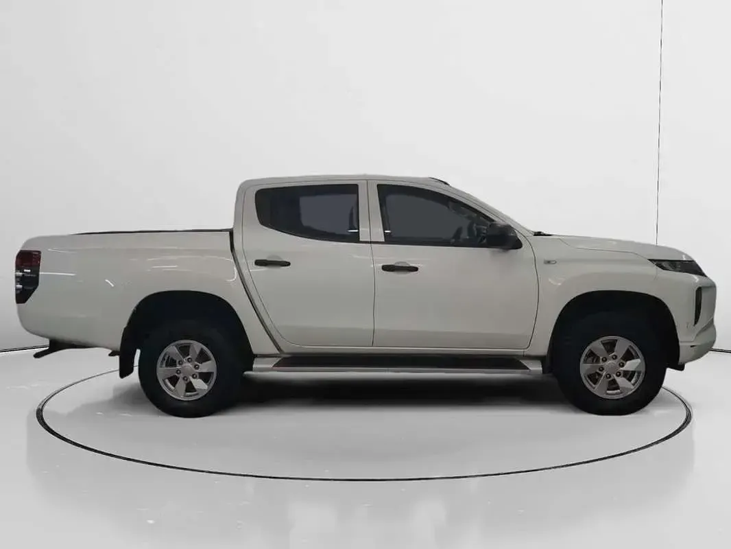 Usado Mitsubishi L200 150 CV (110 kW) 2021 Blanco Pickup/Camioneta