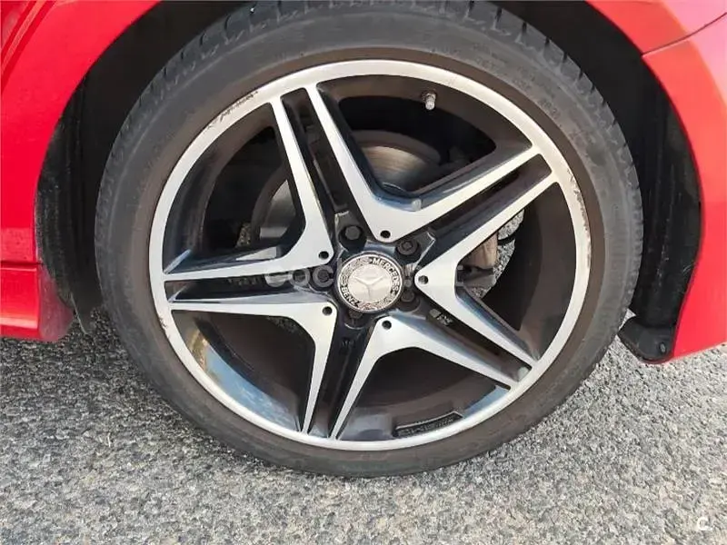 Usado Mercedes A180 AMG line 109 CV (80 kW) 2014 Rojo Utilitario