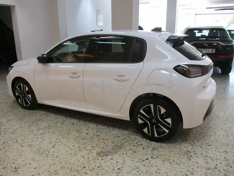 Usado Peugeot 208 Allure 100 CV (73 kW) 2025 Blanco Utilitario