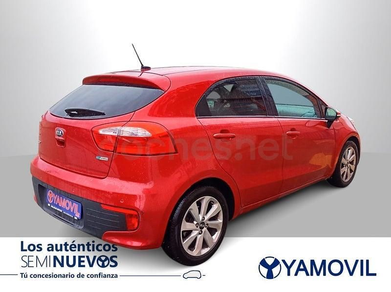 Usado Kia Rio 84 CV (61 kW) 2015 Rojo Berlina
