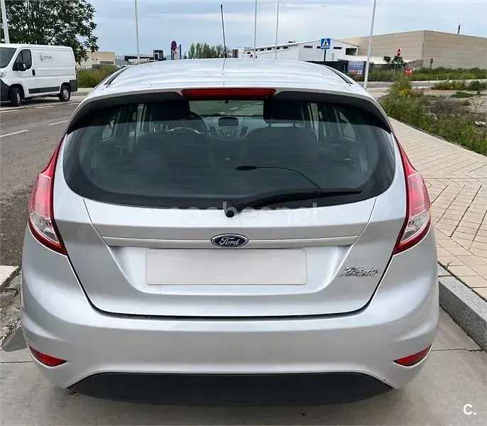 Usado Ford Fiesta Trend 82 CV (60 kW) 2017 Gris / plata Utilitario