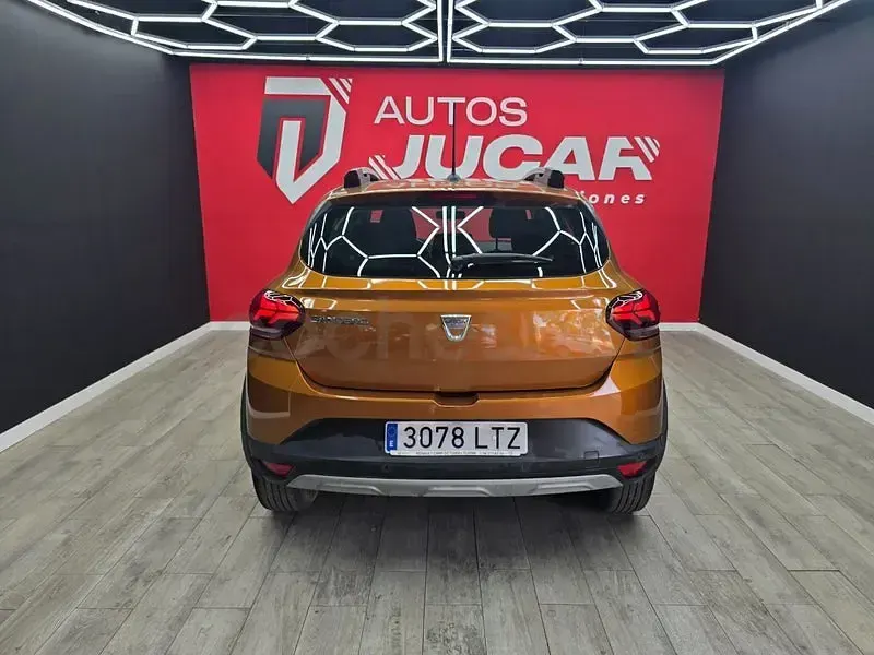 Usado Dacia Sandero Comfort 91 CV (66 kW) 2021 Naranja Berlina