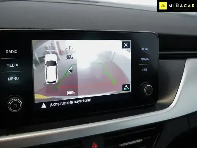 Usado Skoda Kamiq 110 CV (80 kW) 2022 Gris plata SUV
