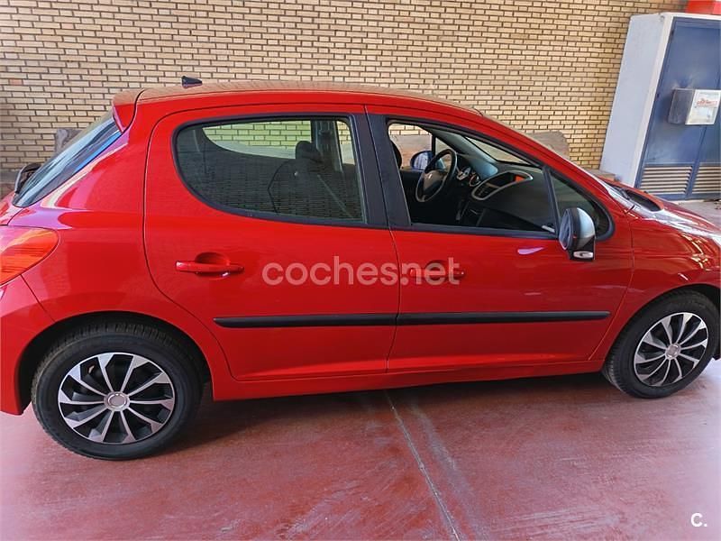 Usado Peugeot 207 90 CV (66 kW) 2007 Rojo Berlina