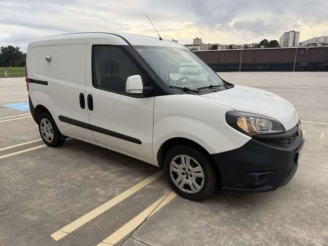 Usado Fiat Doblò 95 CV (69 kW) 2022 Blanco Monovolumen