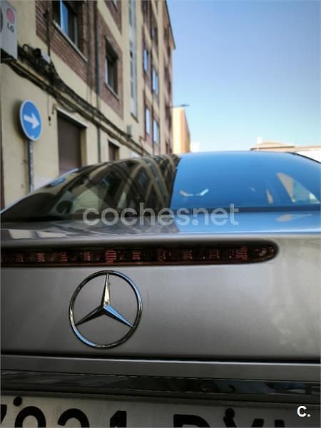 Usado Mercedes E270 Classic 170 CV (125 kW) 2002 Gris / plata Berlina