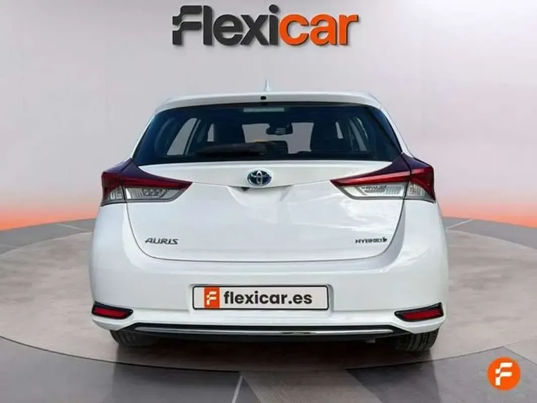 Usado Toyota Auris Hybrid Active 136 CV (100 kW) 2018 Blanco Utilitario