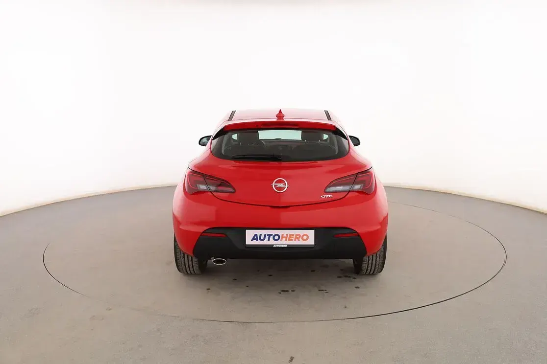 Usado Opel Astra GTC Sportive 140 CV (102 kW) 2016 Rojo Coupe