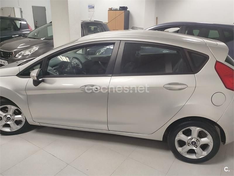 Gris / plata Usado 2010 Ford Fiesta Trend Utilitario | 4600 € (Buen precio) - Imagen 1/3