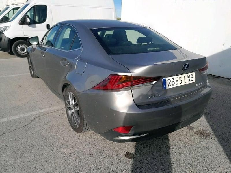 Usado Lexus IS300h Executive Line 223 CV (164 kW) 2021 Gris / plata Berlina