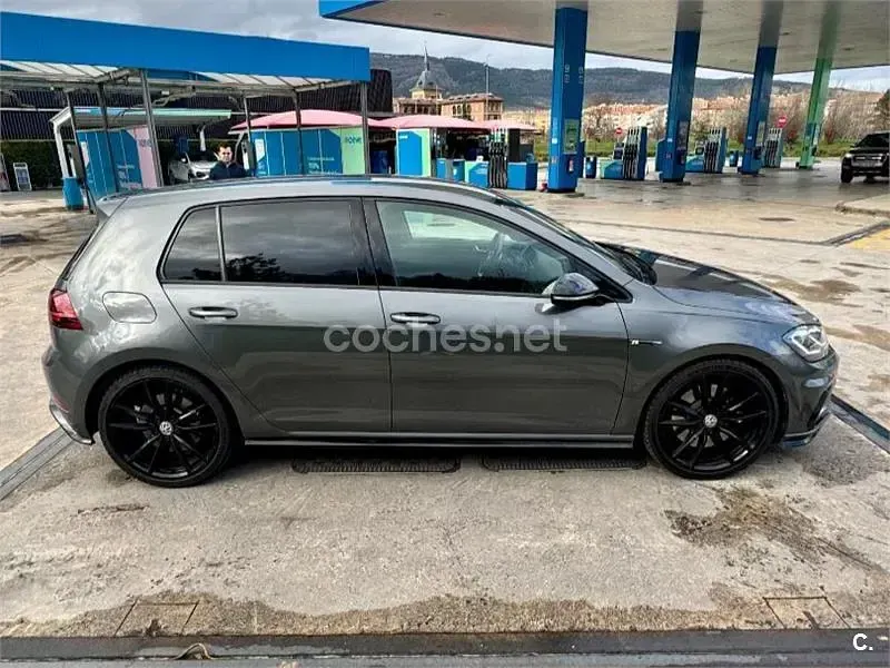 Usado VW Golf VII R 310 CV (228 kW) 2018 Gris / plata Berlina