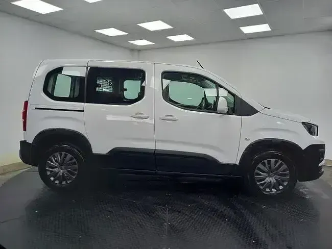 Usado Peugeot Rifter Active 101 CV (74 kW) 2023 Blanco Monovolumen