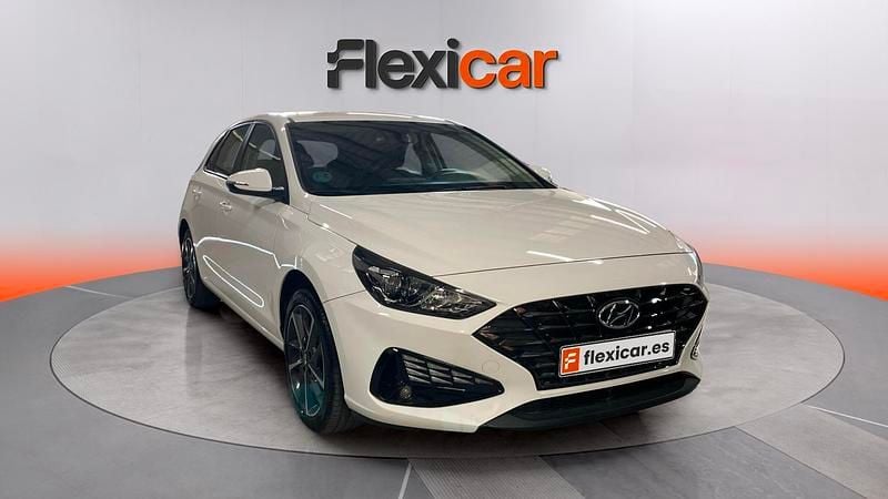 Usado Hyundai i30 110 CV (80 kW) 2023 Blanco Berlina