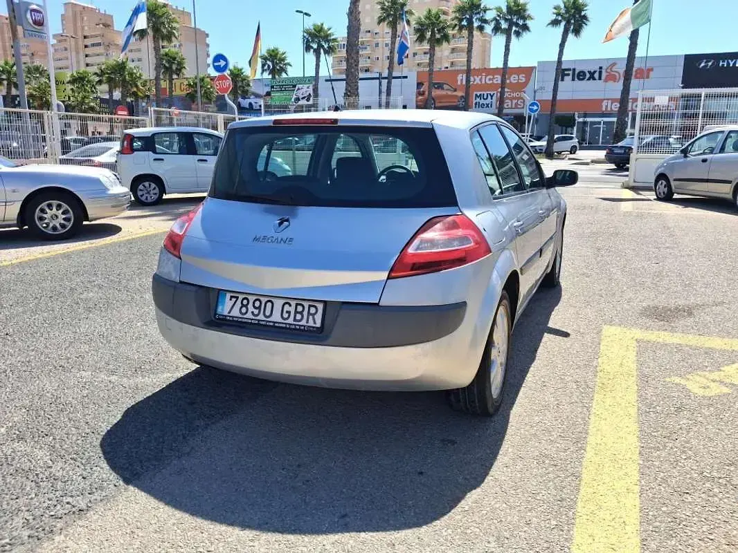 Usado Renault Mégane II Dynamique 111 CV (81 kW) 2008 Plateado Berlina