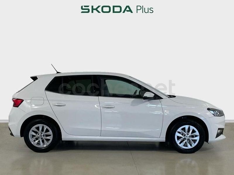 Usado Skoda Fabia Selection 95 CV (69 kW) 2024 Blanco Utilitario