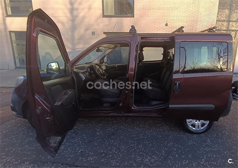 Usado Fiat Doblò Active 90 CV (66 kW) 2015 Granate Monovolumen