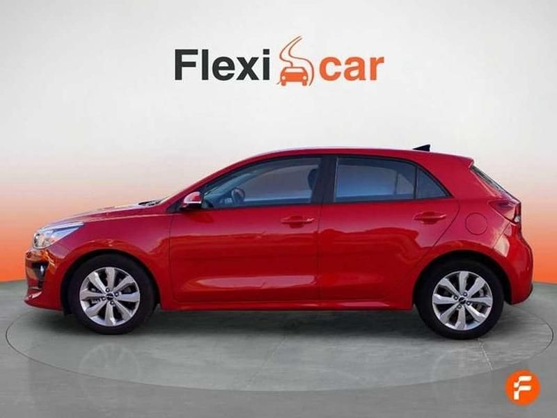 Usado Kia Rio 101 CV (74 kW) 2022 Rojo Berlina