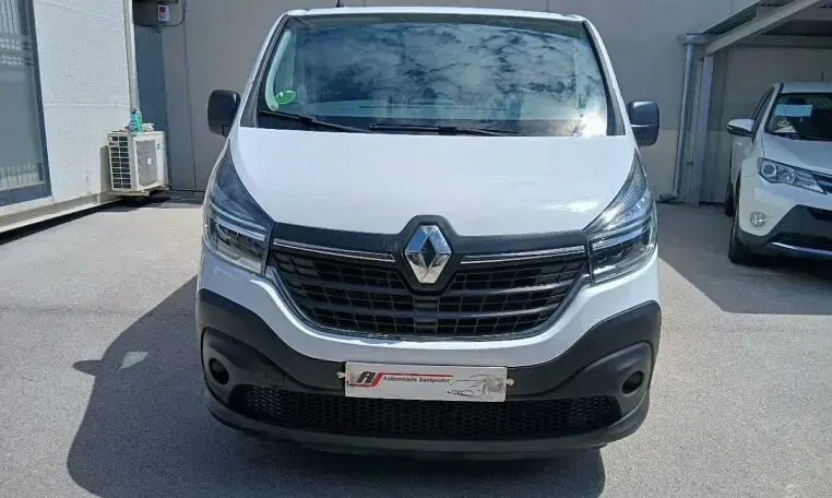 Usado Renault Trafic 120 CV (88 kW) 2018 Blanco Monovolumen