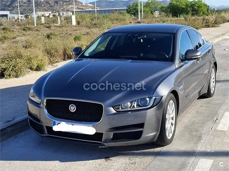 Usado Jaguar XE R-Sport 180 CV (132 kW) 2016 Gris / plata Berlina