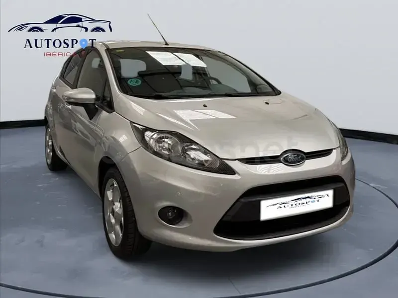 Usado Ford Fiesta Trend 82 CV (60 kW) 2010 Gris / plata Berlina