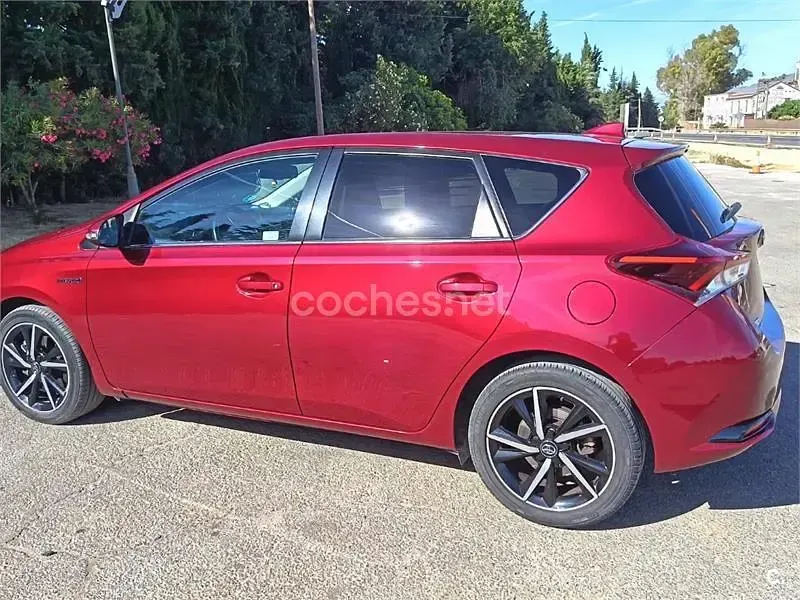 Usado Toyota Auris Hybrid 136 CV (100 kW) 2018 Granate Berlina