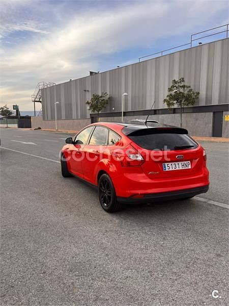 Usado Ford Focus Trend 100 CV (73 kW) 2013 Rojo Berlina
