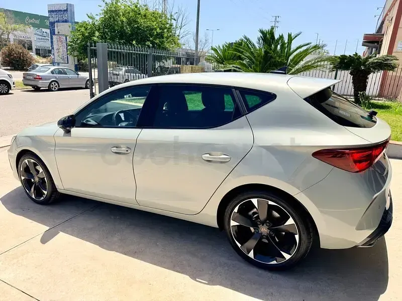 Usado Cupra Leon 150 CV (110 kW) 2025 Beige Berlina