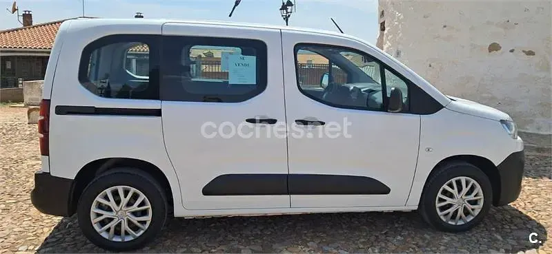 Usado Citroën Berlingo Business Class 102 CV (75 kW) 2022 Blanco Monovolumen
