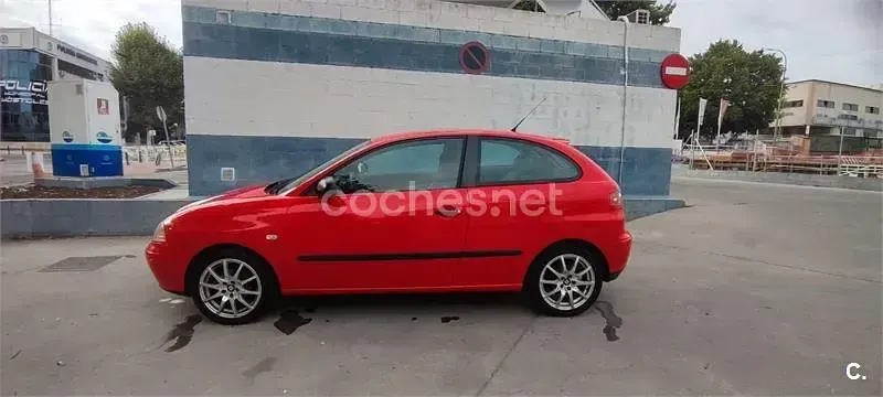 Usado Seat Ibiza 75 CV (55 kW) 2003 Rojo Utilitario