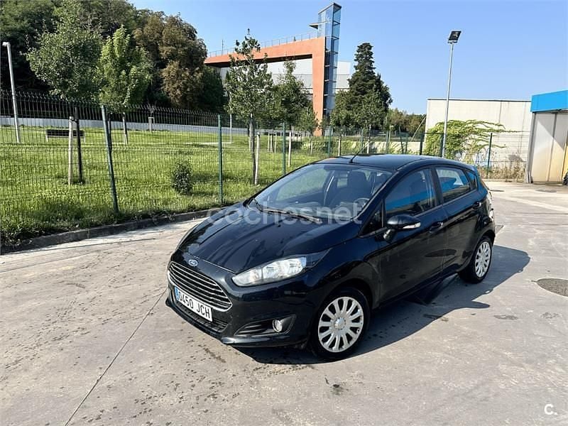 Gris / plata Usado 2015 Ford Fiesta Trend Utilitario | 8000 € (Precio justo) - Imagen 1/4