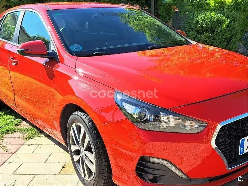 Usado Hyundai i30 120 CV (88 kW) 2020 Rojo Berlina
