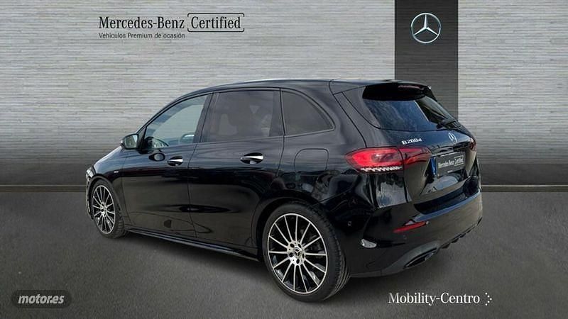 Usado Mercedes B200 AMG line 150 CV (110 kW) 2021 Kosmosblack  met. Monovolumen