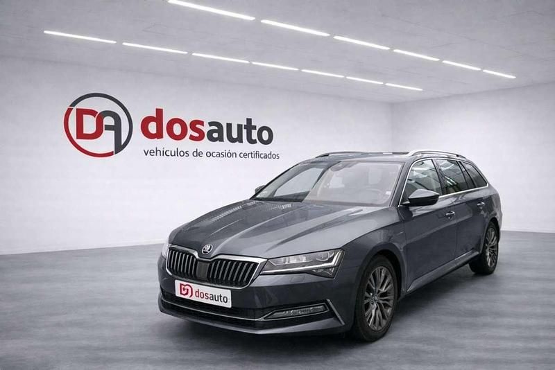 Usado Skoda Superb LAURIN & KLEMENT 200 CV (147 kW) 2022 Gris Familiar