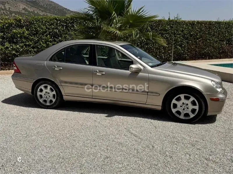 Usado Mercedes C240 Elegance 170 CV (125 kW) 2005 Gris / plata Berlina