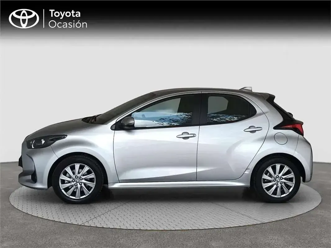 Usado Toyota Yaris Hybrid Active 116 CV (85 kW) 2022 Gris Utilitario