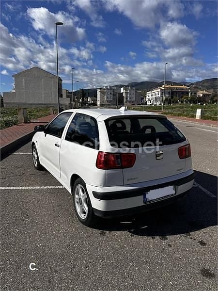 Usado Seat Ibiza Sport 75 CV (55 kW) 2001 Blanco Utilitario