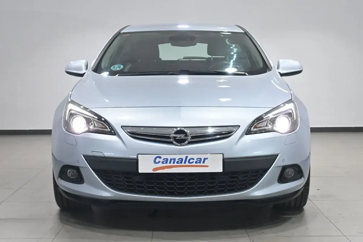 Usado Opel Astra GTC Sportive 136 CV (100 kW) 2016 Gris Utilitario