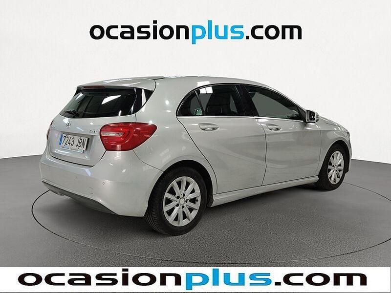 Usado Mercedes A180 Style 109 CV (80 kW) 2013 Gris plata Utilitario